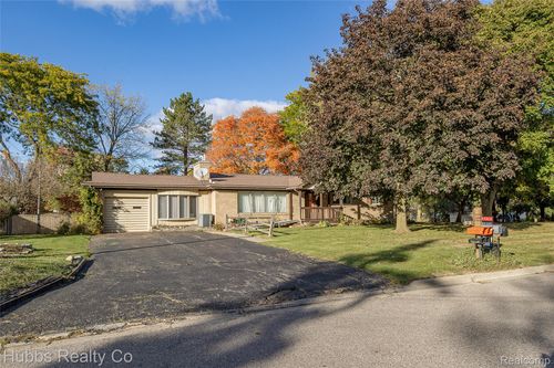 7122 Abbey Ln, Swartz Creek, MI, 48473-1567 | Card Image