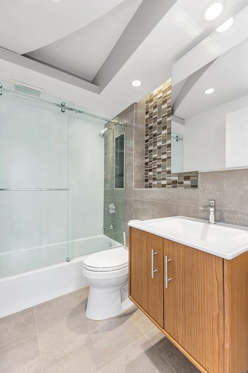 9m-62-54 97th Pl, Rego Park, NY, 11374-1352 | Card Image