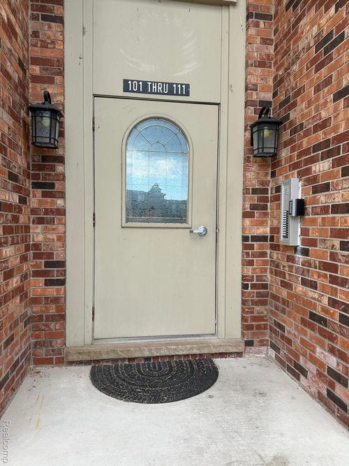 104 Riviera Dr, Saint Clair Shores, MI, 48080-1568 | Card Image