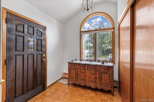 61 Cheshire Rd, Bethpage, NY, 11714-1124 | Card Image