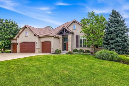 6119 Southlake Dr, Parkville, MO, 64152-7209 | Card Image