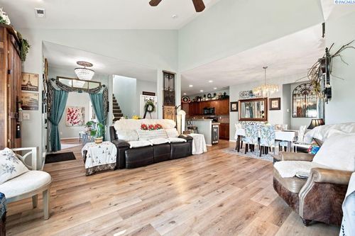 524 Canyon St, Richland, WA, 99352-9410 | Card Image