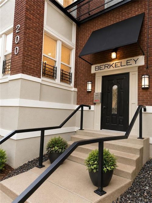 103-200 E 43rd St, Kansas City, MO, 64111-1745 | Card Image