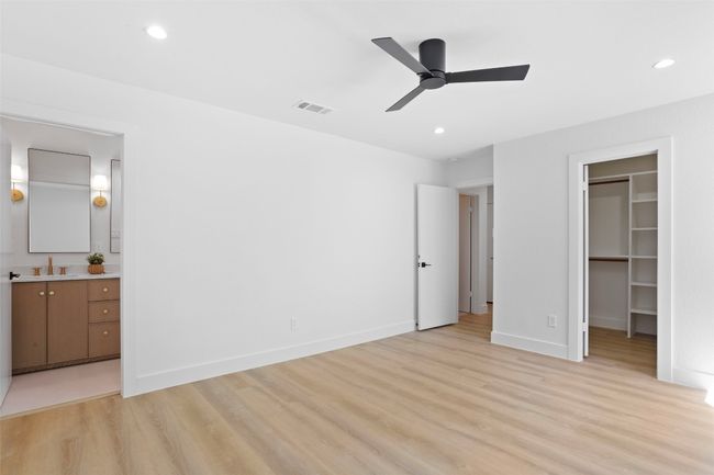 Ensuite primary bathroom with walk in closet | Image 22