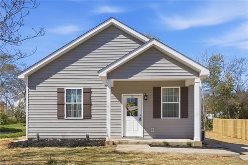 917 E South 2nd St, Seneca, SC, 29678-3513 | Card Image