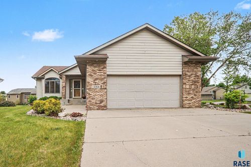 2201 S Stanford Ave, Sioux Falls, SD, 57106-5113 | Card Image