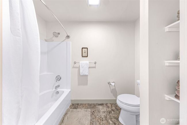Tub/shower, towel shelves. | Image 25