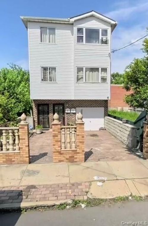 2-998 Crescent St, Brooklyn, NY, 11208-5518 | Card Image