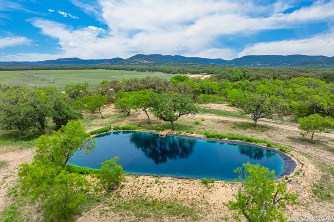 1065 B &Amp; R, Home with 3 bedrooms, 3 bathrooms and null parking in Utopia TX | Image 5