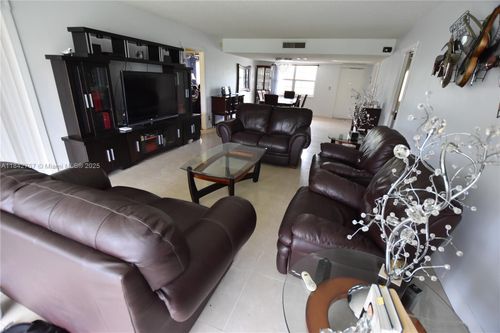apt-309-3800 Oaks Clubhouse Dr, Pompano Beach, FL, 33069-3691 | Card Image