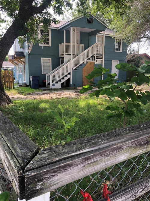 827 1st Ave N, Texas City, TX, 77590-7501 | Card Image
