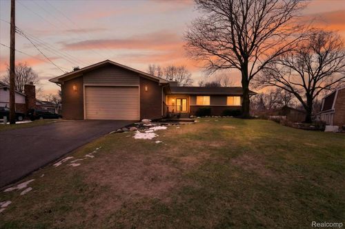9474 Steephollow Dr, White Lake, MI, 48386-2363 | Card Image