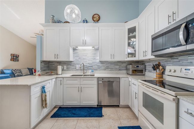 98 Lakepointe Cir, Townhouse with 3 bedrooms, 2 bathrooms and null parking in KISSIMMEE FL | Image 8