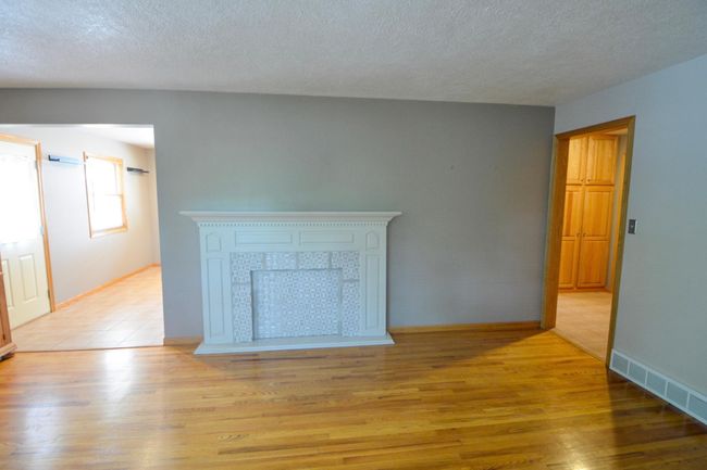 Decorative Mantle | Image 13