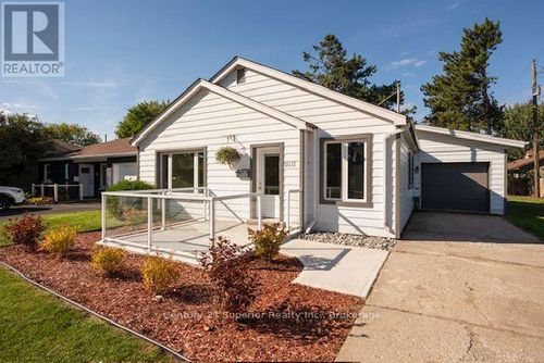 2011 Murray Ave, Thunder Bay, ON, P7E5B2 | Card Image