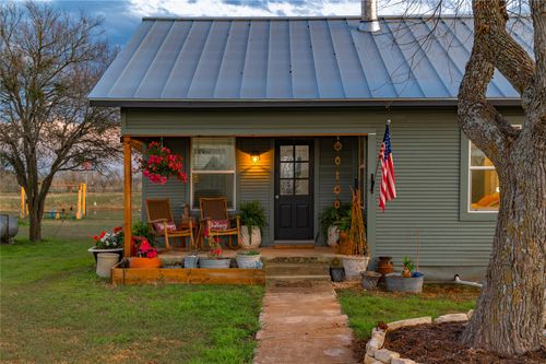 7150 Linne Rd, Seguin, TX, 78155-8307 | Card Image