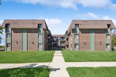 301 - 4946 Douglas Road, Condo with 2 bedrooms, 1 bathrooms and 1 parking in Downers Grove IL | Image 1