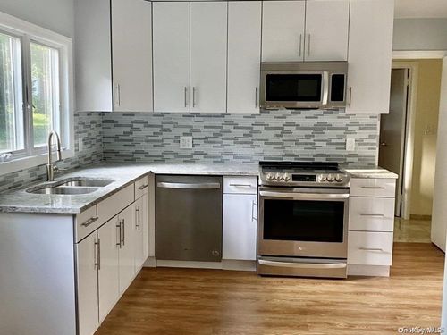 321 Nassau Ave, Manhasset, NY, 11030-2043 | Card Image