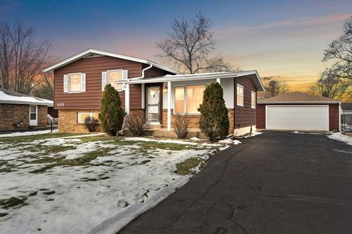 8228 Rutledge St, Merrillville, IN, 46410-6015 | Card Image