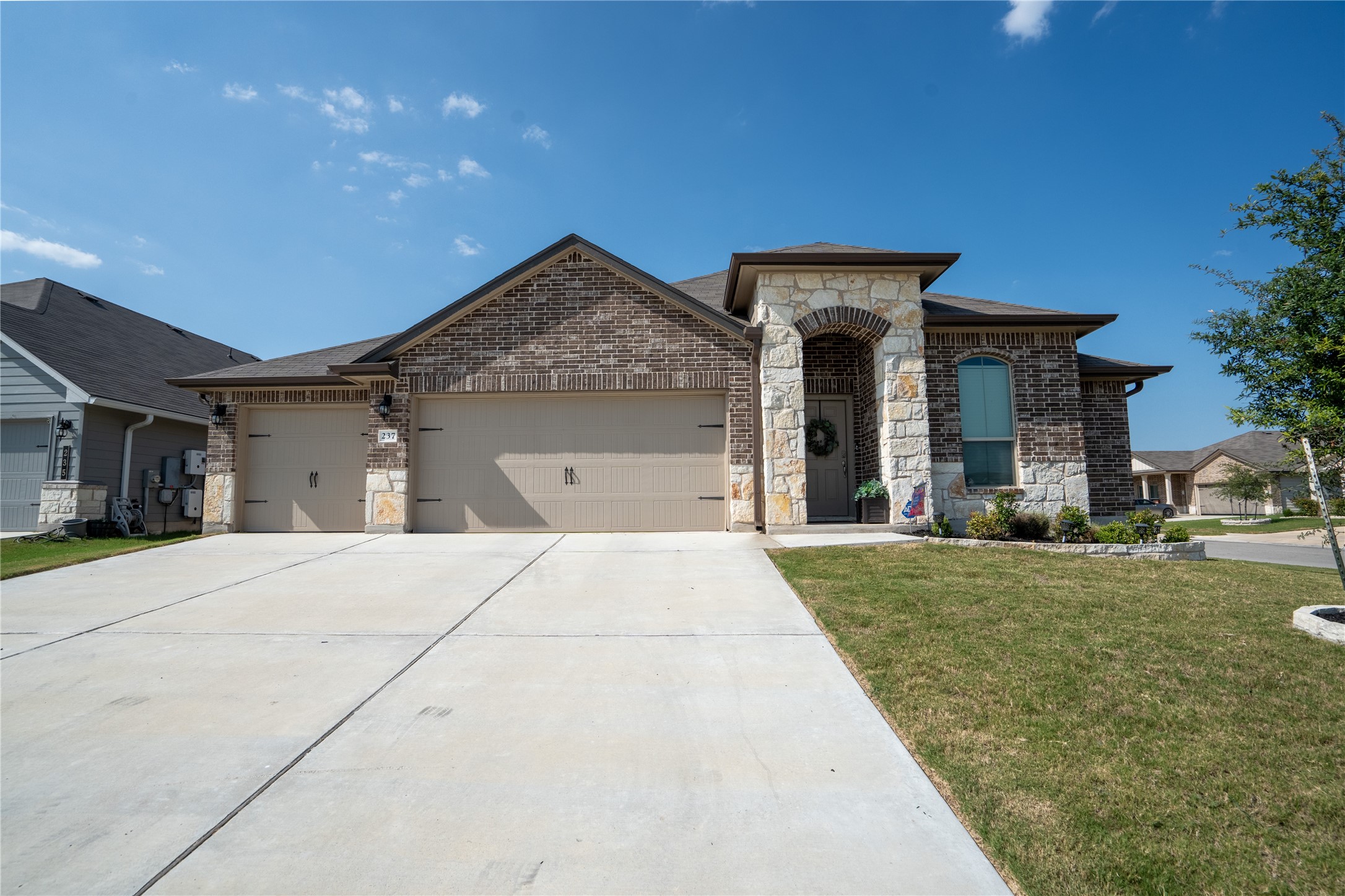 Reagor Dr, Taylor, TX 76574