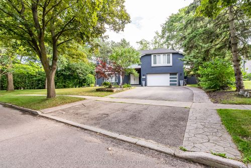1590 Yew St, Mississauga, ON, L5H2B9 | Card Image