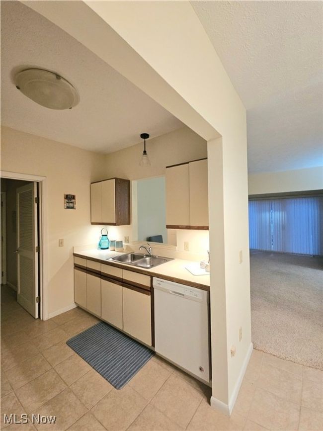 7115 Village Dr, Condo with 2 bedrooms, 2 bathrooms and null parking in Concord Township OH | Image 9