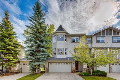 66 Inglewood Grove Se, Home with 3 bedrooms, 2 bathrooms and 4 parking in Calgary AB | Image 1