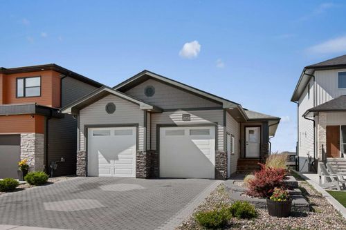 220 Sierra Rd Sw, Medicine Hat, AB, T1B4Y6 | Card Image