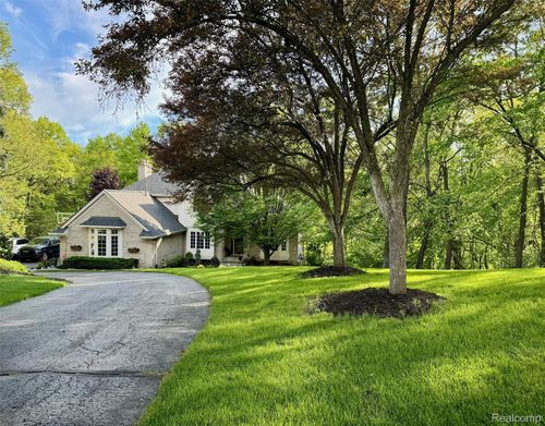 10384 Overhill Dr, Brighton, MI, 48114-7577 | Card Image