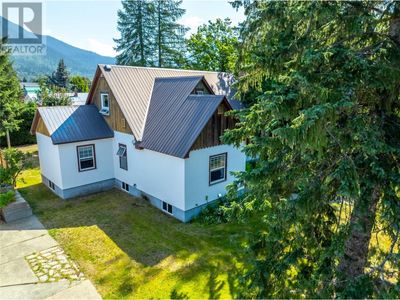 422 9 Th St E, House other with 3 bedrooms, 2 bathrooms and 2 parking in Revelstoke BC | Image 3