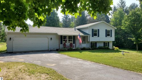 8672 Cedarcrest Dr, Traverse City, MI, 49685-9615 | Card Image