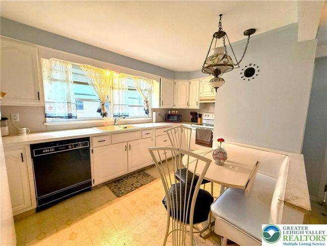 213 E Main St, House other with 4 bedrooms, 2 bathrooms and null parking in Pen Argyl PA | Image 14