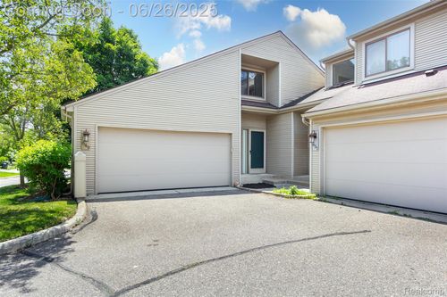 649 Glasgow Ct, Rochester Hills, MI, 48307-4589 | Card Image