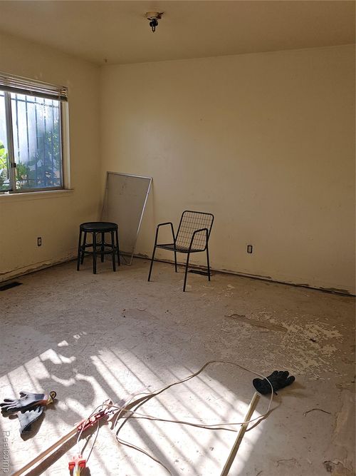 325 W Dewey St, Flint, MI, 48505-4001 | Card Image