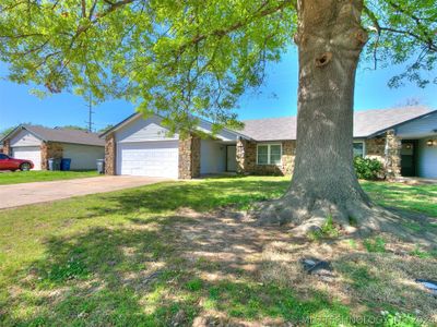 1915 E 66th Place, Home with 6 bedrooms, 4 bathrooms and null parking in Tulsa OK | Image 2