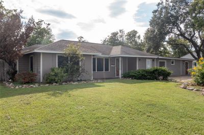 1003 N Kleas Street, House other with 4 bedrooms, 3 bathrooms and null parking in Edna TX | Image 3