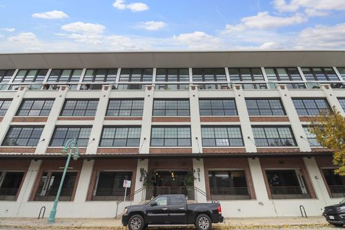 311 E Erie St, MILWAUKEE, WI, 53202-6040 | Card Image