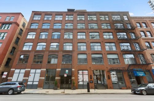 apt-4c-215 Illinois St, Chicago, IL, 60654-7163 | Card Image
