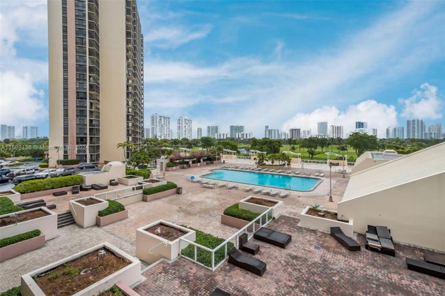 528 - 20301 W Country Club Dr, Condo with 2 bedrooms, 2 bathrooms and null parking in Aventura FL | Image 22