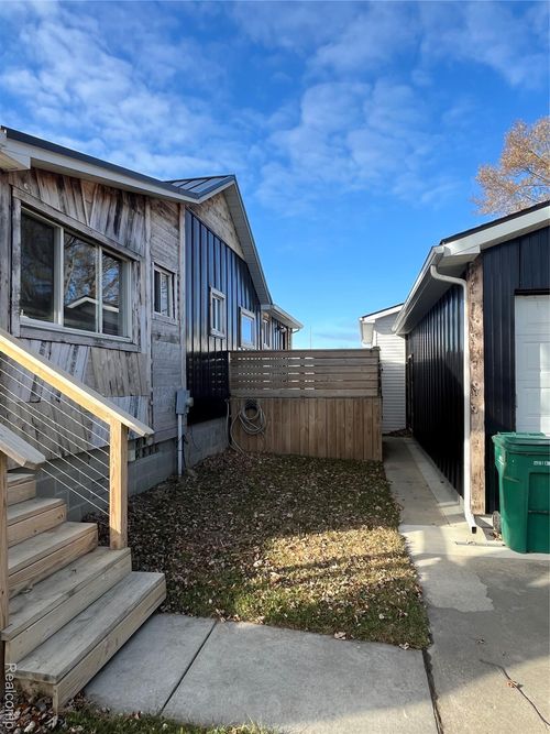 35754 Erie Dr, Rockwood, MI, 48173-9675 | Card Image