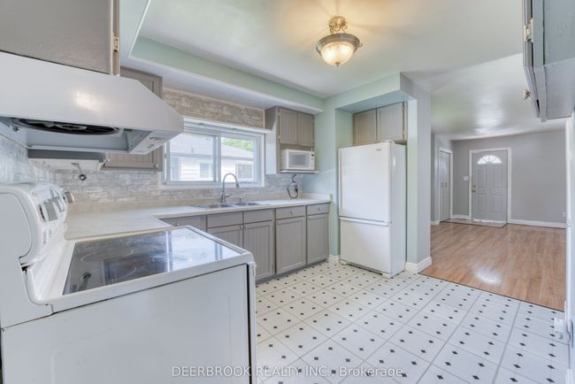 3742 Montcalm St, House other with 3 bedrooms, 1 bathrooms and 4 parking in Windsor ON | Image 9