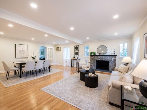 86 Dennis St, Manhasset, NY, 11030-3031 | Card Image