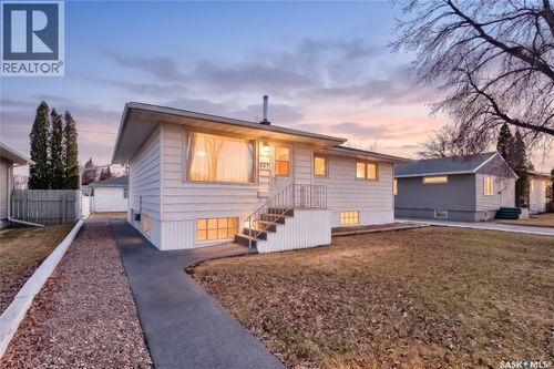 557 Duffield St W, Moose Jaw, SK, S6H5J1 | Card Image