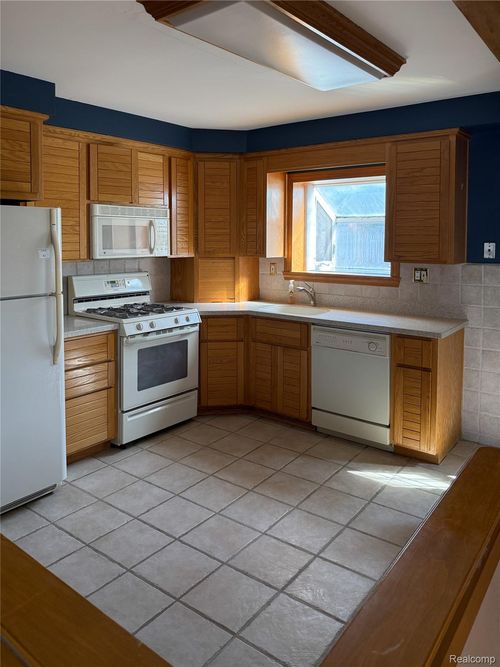 28800 Tawas Ct, Madison Heights, MI, 48071-2947 | Card Image