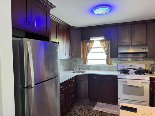 85-60 261st St, Floral Park, NY, 11001-1126 | Card Image
