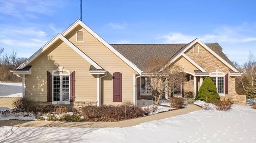N54W16684 Ravenwood Drive, Menomonee Falls, WI, 53051 | Card Image
