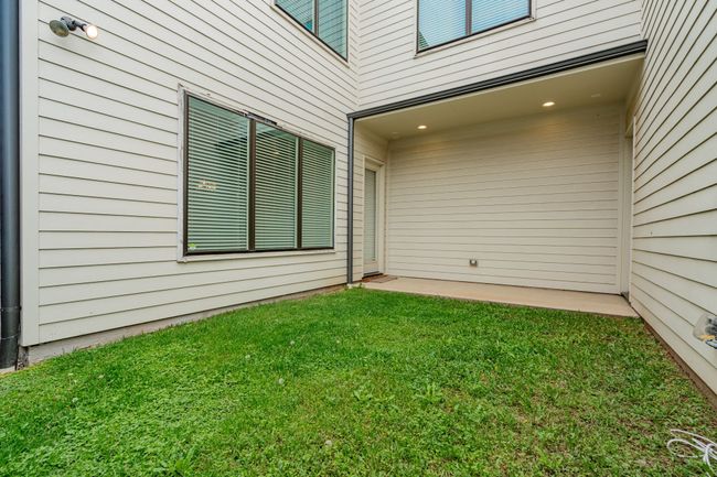 Enclosed yard for convenience. | Image 35