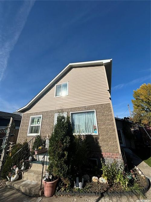 2216 20th St W, Saskatoon, SK, S7M1B1 | Card Image
