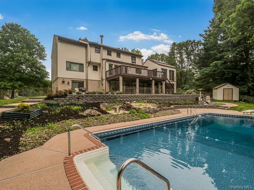 8 Fairgreen Ct, Cortlandt Mnr, NY, 10567-6122 | Card Image