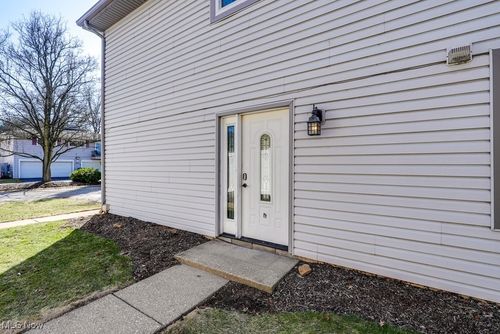 20d-2401 Island Dr, Uniontown, OH, 44685-8868 | Card Image